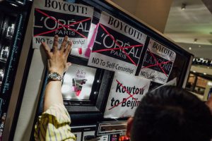 L’Oréal zareagował na krytykę chińskiego tabloidu. I traci miliardy