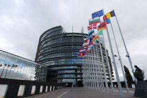 Flagi państw członkowskich Unii Europejskiej przed Parlamentem Europejskim w Strasburgu, 12 października 2012 r. (Frederick Florin/AFP/Getty Images)