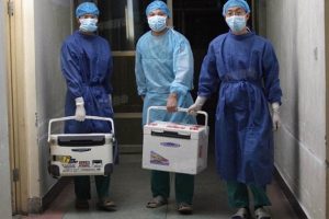 Lekarze przenoszą świeże narządy do przeszczepu w szpitalu w prowincji Henan, Chiny, 16.08.2012 r. (zrzut ekranu z Sohu.com)