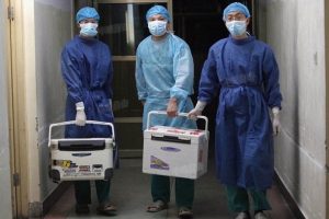 Chińscy lekarze niosą świeże organy do transplantacji. Szpital w prowincji Henan, 16.08.2012 r. (Screenshot / Sohu.com)