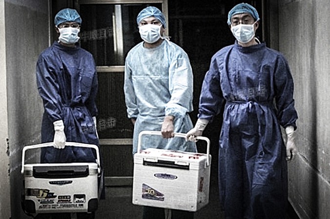 Chińscy lekarze niosący świeże organy do przeszczepów w 2012 r. (Zrzut ekranu, Sohu.com)