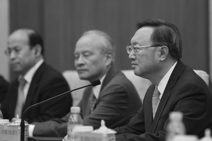 Yang Jiechi (z prawej) w trakcie posiedzenia w Państwowym Pensjonacie Diaoyutai w Pekinie, 18 marca 2017 r. Yang został awansowany na członka 25-osobowego Biura Politycznego na XIX zjeździe (Lintao Zhang/Pool/Getty Images)