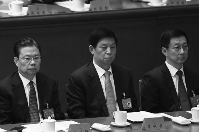 Han Zheng (z prawej), Li Zhanshu (w środku) i Zhao Leji (po lewej) na sesji zamykającej XIX zjazd dnia 24 października 2017 r. Wszyscy trzej są nowo mianowanymi członkami Stałego Komitetu Biura Politycznego, najwyższego organu decyzyjnego Komunistycznej Partii Chin (Wang Zhao/AFP/Getty Images)