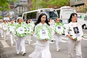 Podczas parady z okazji Światowego Dnia Falun Dafa 13 maja 2016 r. praktykujący Falun Gong niosą wzdłuż 42. ulicy w Nowym Jorku zdjęcia osób zabitych w wyniku prześladowań w Chinach<br/>(Samira Bouaou / The Epoch Times)