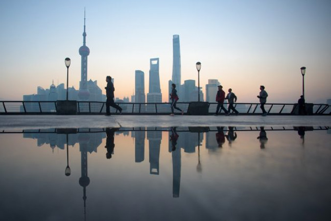 Panorama Dzielnicy Finansowej Lujiazui w Pudong w Szanghaju, 1.12.2015 r. (Johannes Eisele/AFP/Getty Images)