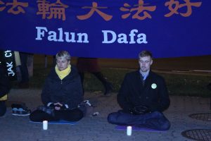 Praktykujący Falun Gong medytują podczas akcji protestacyjnej „Stop łamaniu praw Falun Gong” 16.11.2017 r. przed ambasadą Chińskiej Republiki Ludowej w Warszawie (Mikołaj Jaroszewicz / The Epoch Times)