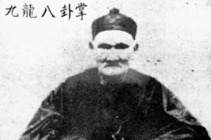 Li Qing Yun (1677-1933) zmarł w wieku 256 lat. Miał 24 żony i przeżył 9 cesarzy dynastii Qing (domena publiczna)