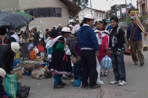 Ekwadorczycy na bazarze w drodze do Ingapirca (archiwum autorki)