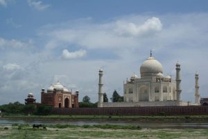 Widok na Tadż Mahal z drugiego brzegu rzeki niedaleko siedliska niedotykalnych, Indie (archiwum autorki)