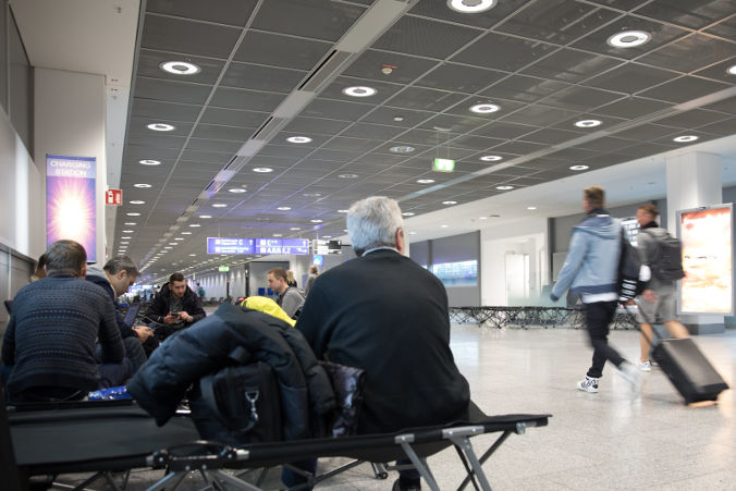 Podróżni z Rosji na łóżkach polowych czekają na lot w międzynarodowym porcie lotniczym we Frankfurcie w Niemczech, 4.12.2017 r. (Alexander Becher/PAP/EPA)