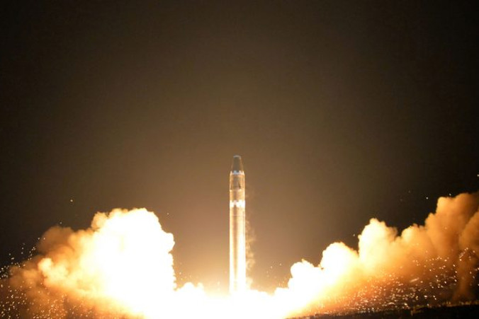 Zdjęcie opublikowane 30.11.2017 r. przez oficjalną Koreańską Centralną Agencję Prasową (KCNA, Korea Płn.) przedstawia wystrzelenie rakiety Hwasong-15, która jest w stanie dotrzeć do wszystkich regionów Stanów Zjednoczonych (KCNA VIA KNS/AFP/Getty Images)