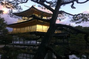 Kinkaku-ji, czyli Złoty Pawilon, oficjalnie zwany Świątynią w Ogrodzie Jeleni (Rokuon-ji) w Kioto (archiwum autorki)