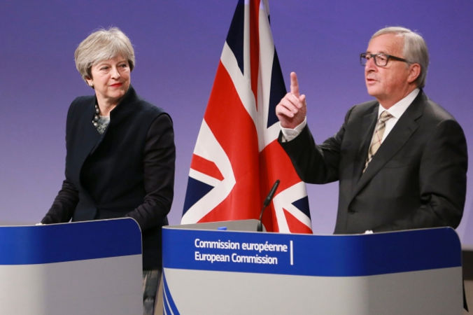Brytyjska premier Theresa May i przewodniczący Komisji Europejskiej Jean-Claude Juncker podczas briefingu prasowego po spotkaniu w Komisji UE w Brukseli, 4.12.2017 r. (Olivier Hoslet/PAP/EPA)