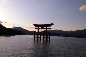 Torii, brama przy położonej na Morzu Japońskim Miyajimie, uroczej wyspie sanktuariów i wszechobecnych saren (archiwum autorki)