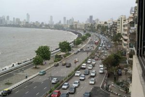 Widok z wieżowca na ulicę biegnącą wzdłuż morza, Mumbaj, Indie (archiwum autorki)