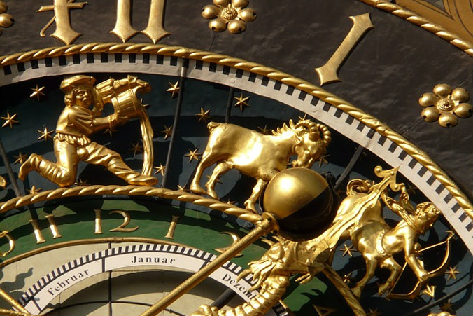 Zmianę czasu wprowadziły jako pierwsze Niemcy w 1916 r. Na zdjęciu fragment zegara astronomicznego z 1520 r. na ratuszu w Ulm (Hans / Pixabay)