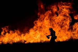 „Thomas”, największe ognisko pożarów w Kalifornii, ma powierzchnię 60 tys. ha. Na skutek żywiołu setki tysięcy ludzi zostało ewakuowanych. Kalifornia, Ojai, 9.12.2017 r. (JOHN CETRINO/PAP/EPA)