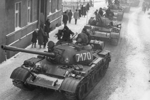 Czołgi T-55 podczas stanu wojennego w Zbąszyniu (J. Żołnierkiewicz / <a href="https://commons.wikimedia.org/w/index.php?curid=3071254">domena publiczna</a>)