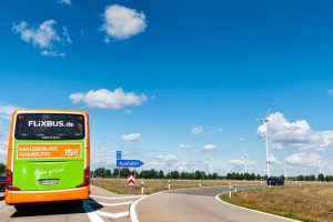 Wkrótce czerwone autokary PolskiegoBusa zmienią barwy na zielone