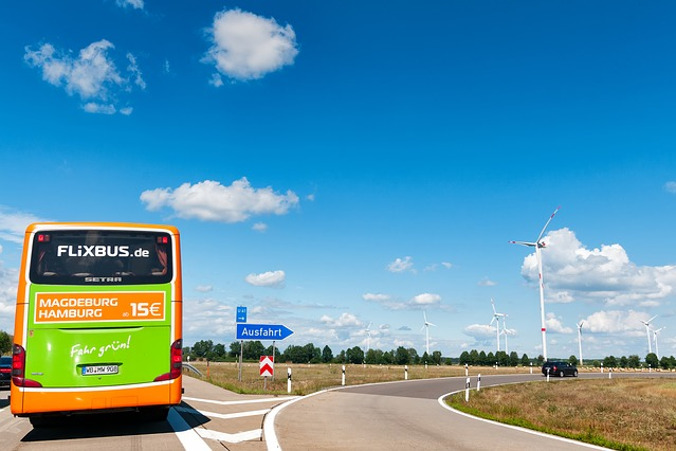 Już niedługo zobaczymy na drogach zielono-pomarańczowe autokary marki transportowej FlixBus – zamiast czerwonych PolskiegoBusa (SofiLayla / Pixabay)