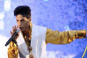 Prince nazwał strój A=432 Hz „złotym standardem”. Zdjęcie z koncertu na Stade de France w Saint-Denis pod Paryżem, 30.06.2011 r. (BERTRAND GUAY/AFP/Getty Images)