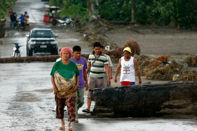 Mieszkańcy Salvador wśród zniszczeń po przejściu burzy tropikalnej Tembin, Filipiny, 23.12.2017 r. (JEOFFREY MAITEM/PAP/EPA)