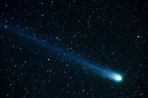 Na zdjęciu ilustracyjnym kometa Hyakutake, znana także jako C/1996 B2, którą można było obserwować w 1996 r. (skeeze / <a href="https://pixabay.com/pl/?utm_source=link-attribution&amp;utm_medium=referral&amp;utm_campaign=image&amp;utm_content=877918">Pixabay</a>)