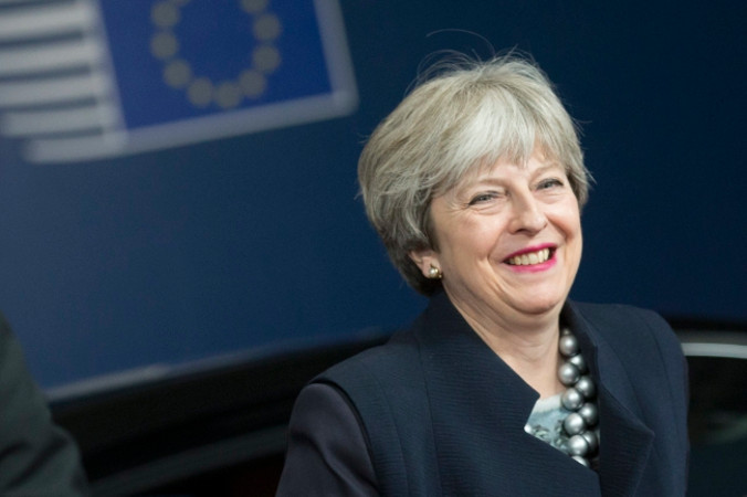 Brytyjska premier Theresa May przybywa na szczyt Rady UE przed spotkaniem z przewodniczącym Rady Europejskiej Donaldem Tuskiem w Brukseli, 4.12.2017 r. (Stephanie Lecocq/PAP/EPA)