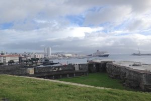 Ze względu na strategiczne położenie fortu, jego mury stanowią dla turystów rewelacyjny punkt widokowy. Ponta Delgada, 2017 r. (archiwum autorki) 