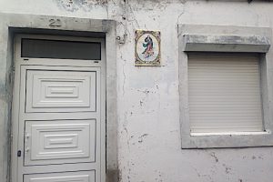 Przy drzwiach wejściowych wielu domów i kamienic mieszkańcy przyklejają kolorowe azulejo z wizerunkami świętych. Ponta Delgada, 2017 r. (archiwum autorki)