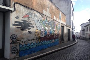 Dzięki pomysłowo zaprojektowanemu street artowi całe ulice nabrały tutaj nowego, świeżego wyglądu. Ponta Delgada, 2017 r. (archiwum autorki)
