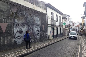 Całe ulice przestają być ciągami starych kamienic, w miejsce tego stają się galeriami sztuki współczesnej. Ponta Delgada, 2017 r. (archiwum autorki)