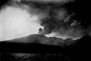 Montagne Peleé 26.05.1902 r., 18 dni po wielkiej erupcji (Angelo Heilprin – fotografia Mt. Peleé, autor: Angelo Heilprin, Stany Zjednoczone 1853-1907, 26.05.1902 r. / <a href="https://commons.wikimedia.org/w/index.php?curid=1038767">domena publiczna</a>)