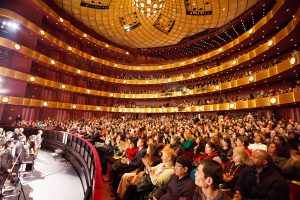 Wywołanie przed kurtynę zespołu Shen Yun Performing Arts podczas występu w Teatrze im. Davida H. Kocha w Lincoln Center w Nowym Jorku, 13.01.2016 r. (Larry Dye / The Epoch Times)