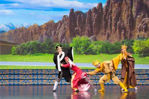 Od lewej ku prawej: wieprzoludź Zhu Bajie, demon przebrany za piękną kobietę, Małpi Król i mnich Xuan Zang w tańcu Shen Yun wyobrażającym postacie z klasycznego dzieła literatury chińskiej „Wędrówka na Zachód” (Dzięki uprzejmości Shen Yun Performing Arts)