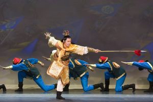 Scena z tanecznej opowieści wykonywanej przez Shen Yun Performing Arts „Wierność Yue Fei” (Shen Yun Performing Arts)