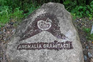 Miejsce anomalii w Karpaczu jest tak popularne, że ma własny kamień oznaczający tę osobliwość (SkywalkerPL – praca własna, CC BY 3.0 / <a href="https://commons.wikimedia.org/w/index.php?curid=28303987">Wikimedia</a>)