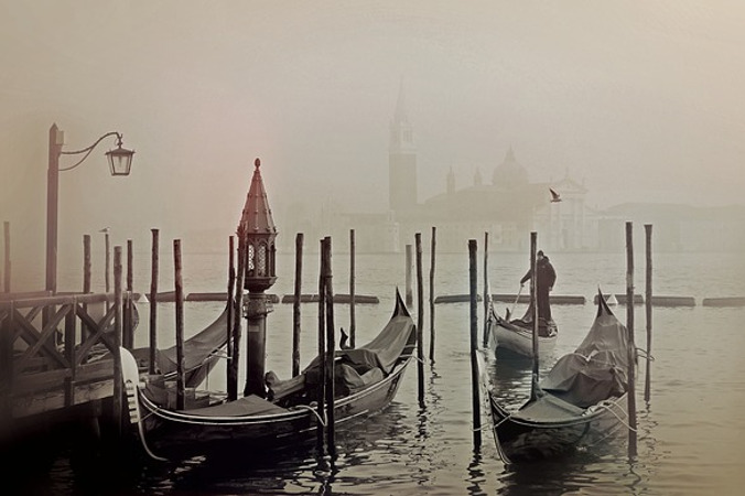 Mgłę puszkuje się w niewielkiej miejscowości Ariis w regionie Friuli-Wenecja Julijska. Na zdjęciu mgła w mieście Wenecja (cocoparisienne / Pixabay)