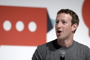 Mark Zuckerberg jest zwolennikiem rozwoju sztucznej inteligencji (LLUIS GENE/AFP/Getty Images)