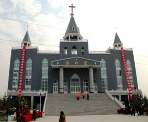 Zanim został zniszczony, kościół Golden Lampstand był budynkiem wartym 17 mln juanów (2,6 mln dolarów), ukończonym w 2009 r., ufundowanym przez dziesiątki tysięcy chińskich chrześcijan, którzy do niego uczęszczali (ChinaAid)