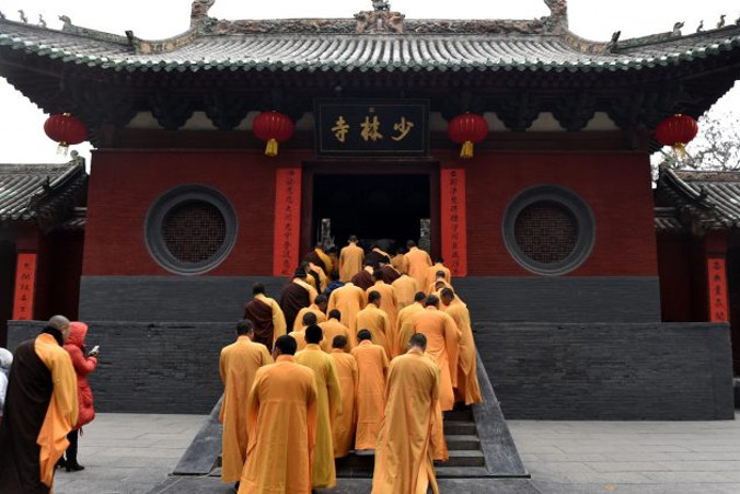 Chińscy mnisi biorą udział w ceremonii w klasztorze Shaolin, świętując Nowy Rok Księżycowy. Powiat Dengfeng w prowincji Henan, 28.01.2017 r. (STR/AFP/Getty Images)