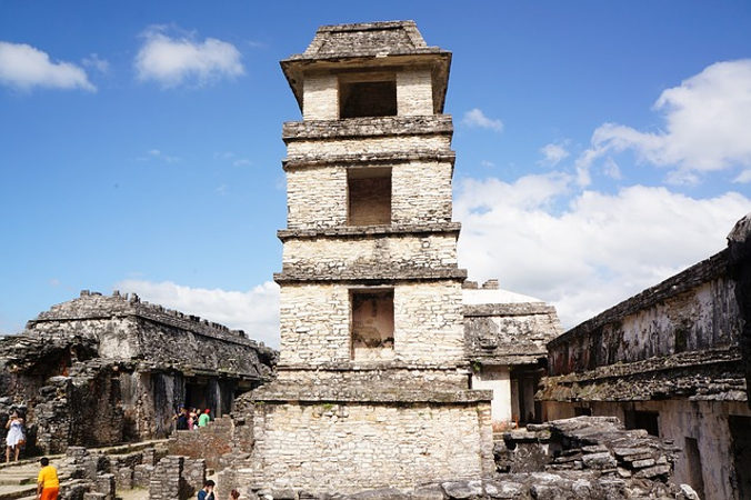 Widok na ruiny kompleksu pałacowego na stanowisku archeologicznym w Palenque w Meksyku. Odkryto tutaj pozostałości miasta Majów (Anna_Travel_Guru / Pixabay)