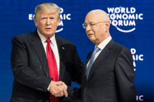 Prezydent Stanów Zjednoczonych Donald J. Trump i Klaus Schwab, twórca i prezes Światowego Forum Ekonomicznego (WEF) podczas 48. WEF w Davos w Szwajcarii, 26.01.2018 r. (LAURENT GILLIERON/PAP/EPA)