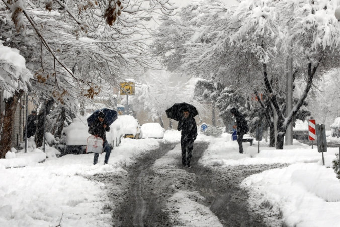 Mieszkańcy Teheranu na ulicy podczas zaskakująco obfitych opadów śniegu, Iran, 28.01.2018 r. (ABEDIN TAHERKENAREH/PAP/EPA)
