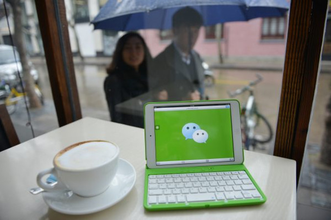 Na zdjęciu logo chińskiego komunikatora internetowego WeChat, opracowanego na urządzenia mobilne przez firmę telekomunikacyjną Tencent, 12.03.2014 r. (Peter Parks/AFP/Getty Images)