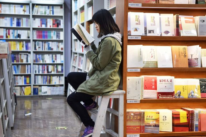 Czytelniczka w księgarni w Pekinie, 7.11.2017 r. (Greg Baker/AFP/Getty Images)