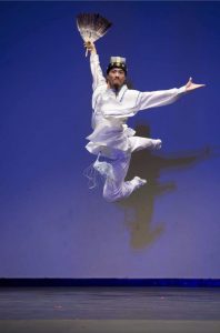 Albert Yang w roli chińskiego męża stanu Zhuge Lianga z Epoki Trzech Królestw (II w. n.e.) w tańcu zatytułowanym „Pożyczanie wschodniego wiatru” podczas Międzynarodowego Konkursu Chińskiego Tańca Klasycznego w 2014 r. Zdobył wtedy srebrną nagrodę za swój występ (Dzięki uprzejmości Shen Yun Performing Arts)
