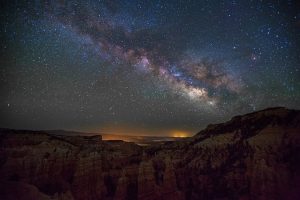 Na zdjęciu fragment Drogi Mlecznej nad kanionem Fairyland w Utah, Stany Zjednoczone (derwiki / Pixabay)