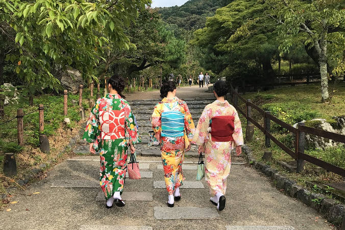 Różnorodność w tradycyjnym japońskim stroju osiąga się poprzez wykorzystanie wielu rodzajów tkanin i wzorów (ypc1303 / Pixabay)