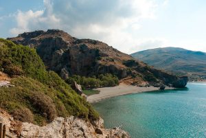 Sanktuaria sytuowano na wierzchołkach szczytów, które były wyraźnie widoczne z pobliskich osad. Na zdjęciu krajobraz Krety, Preweli (Jarek / Pixabay)
